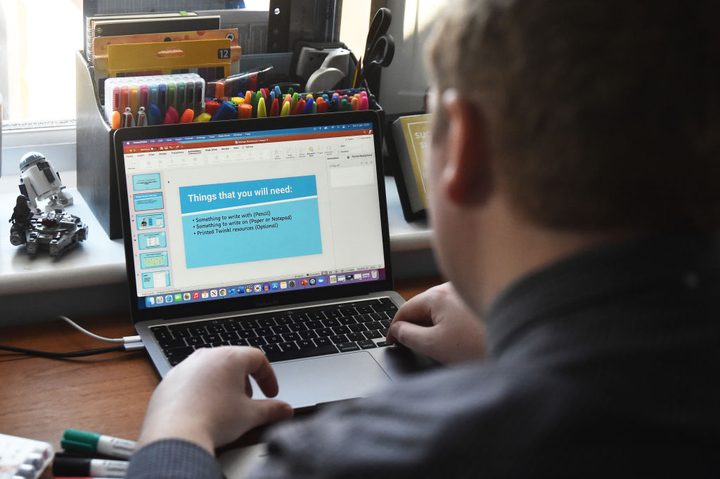 Una imagen de una persona haciendo teletrabajo