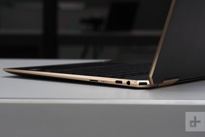 Vista lateral de una laptop para comparar a la Apple MacBook Pro 15 vs. HP Spectre x360 15