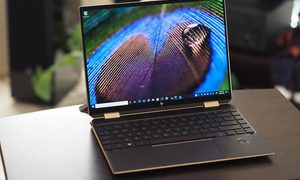 Laptop HP sobre una mesa para comparar la Dell XPS 13 vs. HP Spectre x360 14