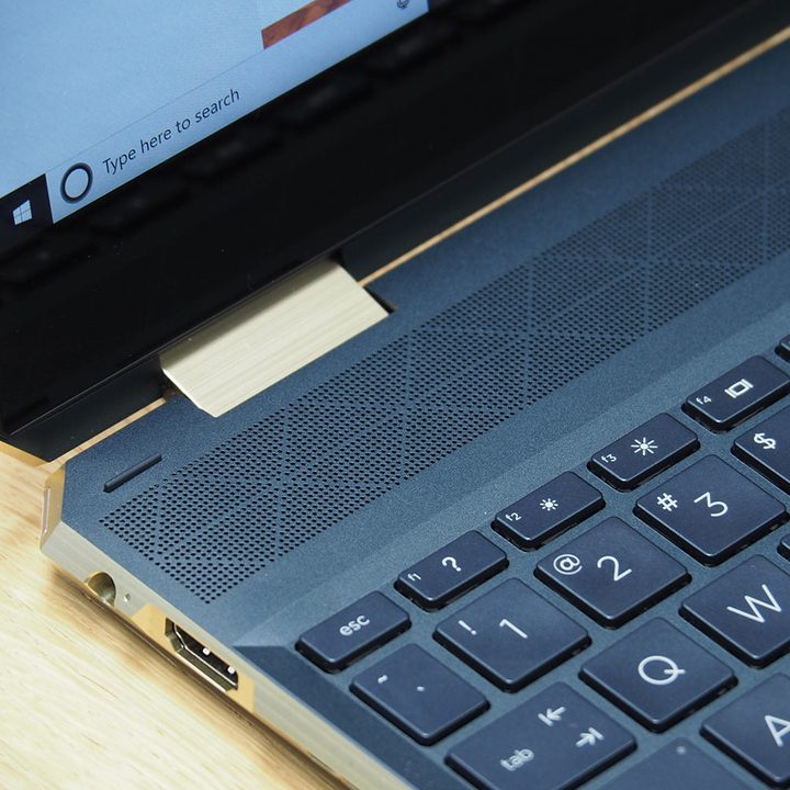 Vista parcial de laptop con corte de gema en una esquina para comparar a la Apple MacBook Pro 15 vs. HP Spectre x360 15