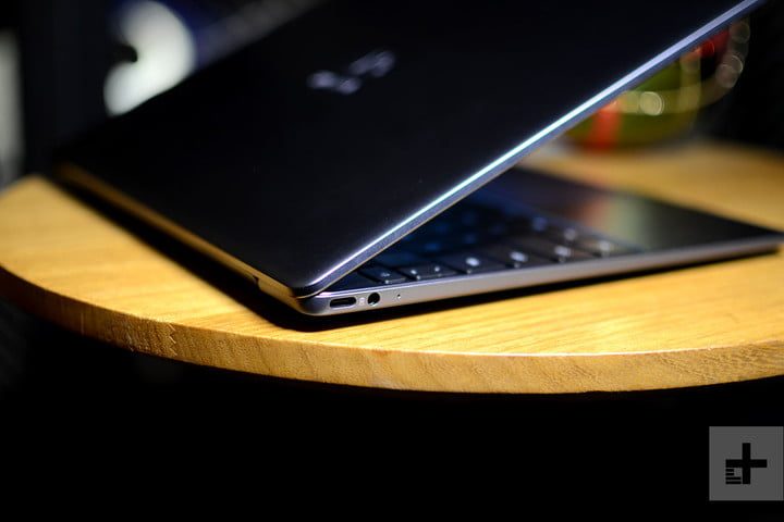 Laptop semiabierta sobre una mesa redonda de madera para comparar Apple MacBook Air (2018) vs. Huawei MateBook 13 (2019)