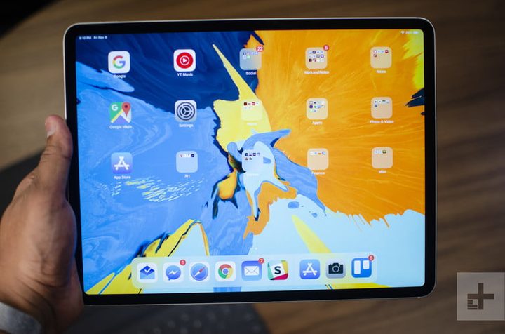 Tableta de Apple en la mano de una persona para comparar a la MacBook Air vs. iPad Pro