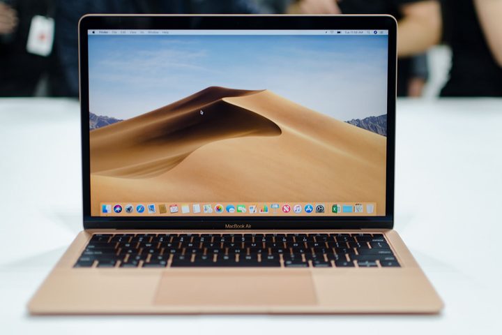 MacBook Air 2018 abierta y mostrando una imagen de dunas en su pantalla