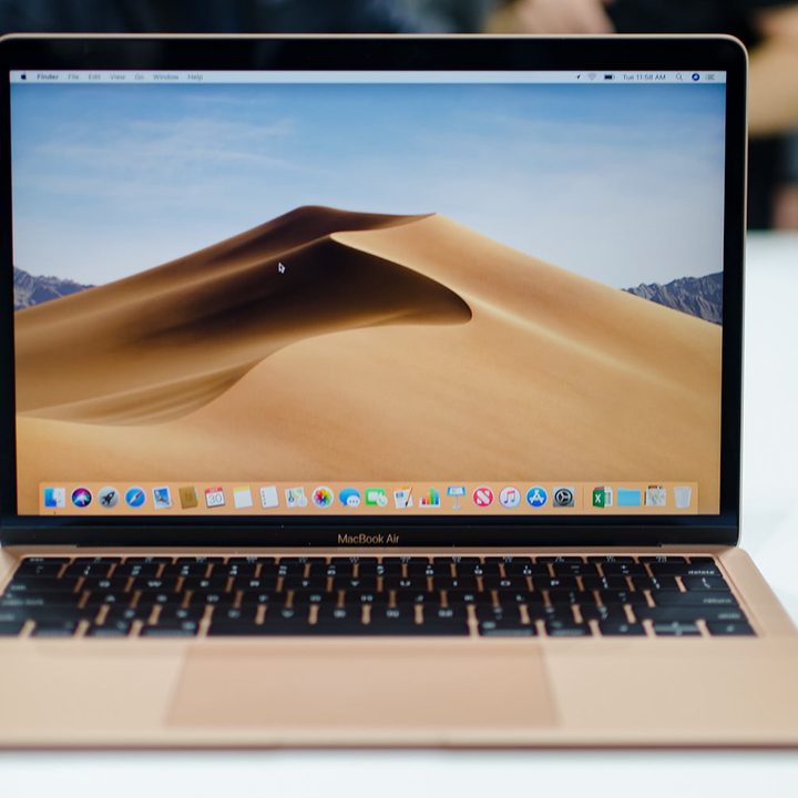 MacBook Air 2018 abierta y mostrando una imagen de dunas en su pantalla