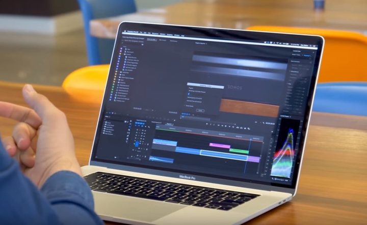 La mano de una persona sobre una laptop para comparar a la Apple MacBook Pro 15 vs. HP Spectre x360 15