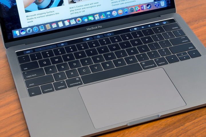 vista parcial de una laptop Mac, para comparar la Apple MacBook Pro vs. Microsoft Surface Pro 7