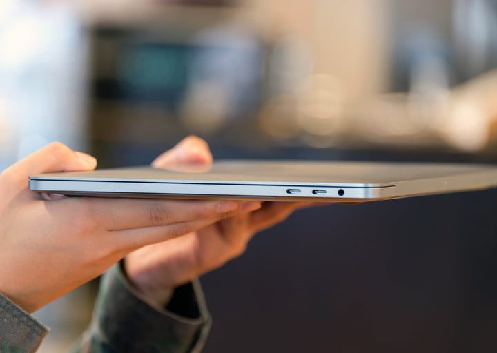 MacBook Pro cerrada en las manos de una persona