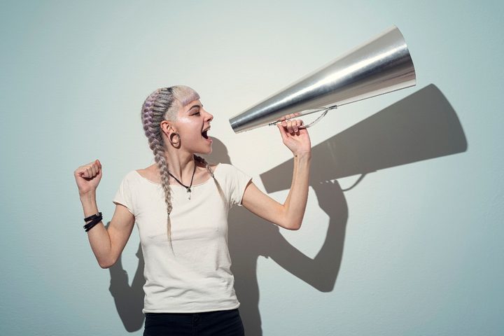 Una mujer grita con un megáfono