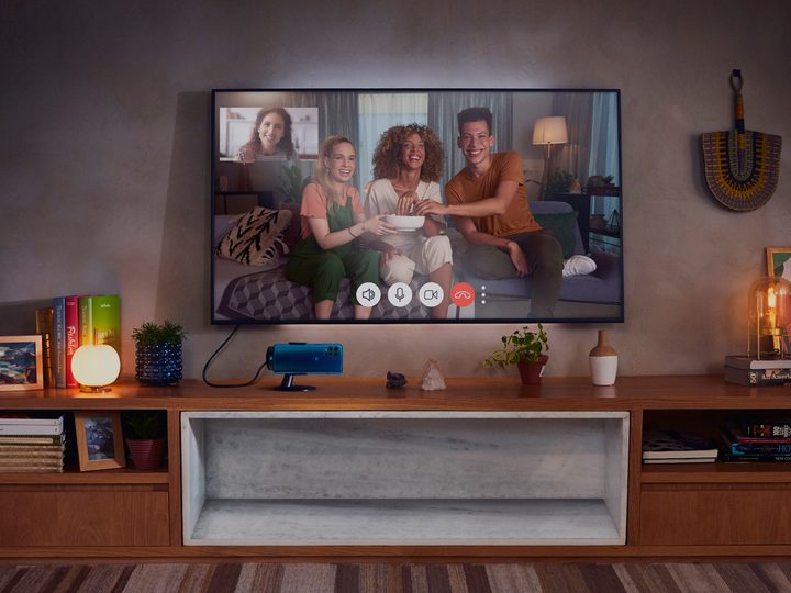 Moto G100 utilizado en una videollamada