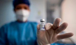 Una enfermera sostiene una vacuna de Pfizer-BioNTech