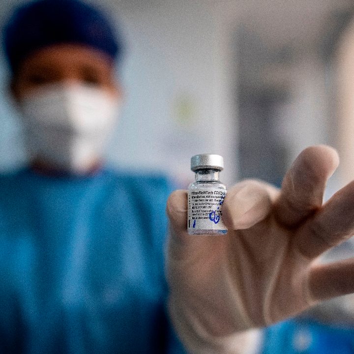 Una enfermera sostiene una vacuna de Pfizer-BioNTech