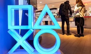 Una tienda física de videojuegos con el logo de PlayStation