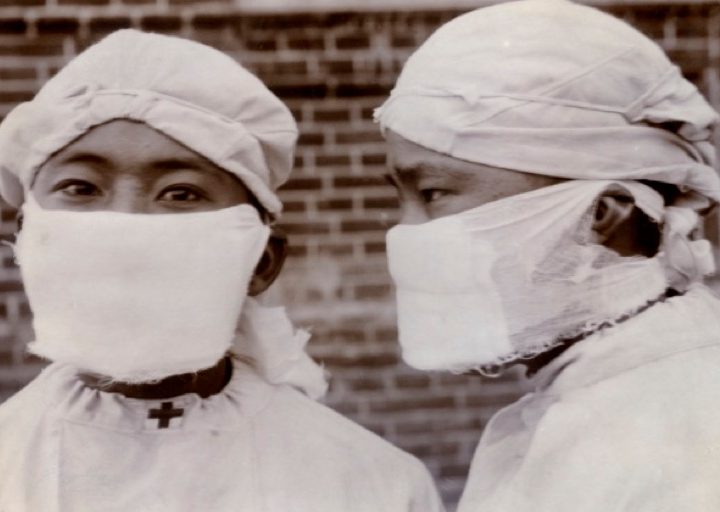 Médicos chinos usando mascarillas