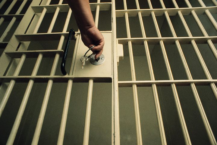 Un guardia de prisión abre la celda de una cárcel