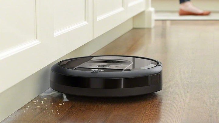Aspiradora robot en el piso de una casa