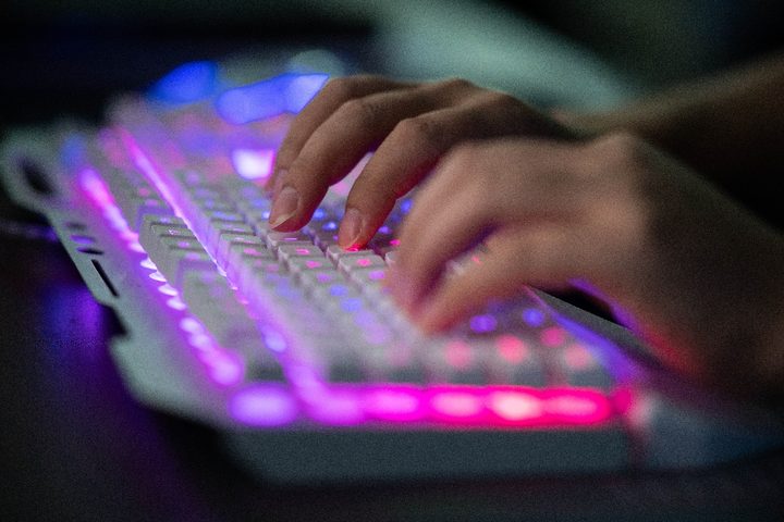 Una mujer escribe sobre un teclado