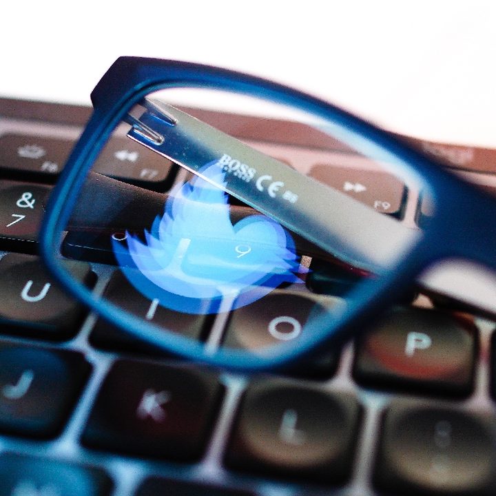 Unas gafas con el logo de Twitter sobre el teclado