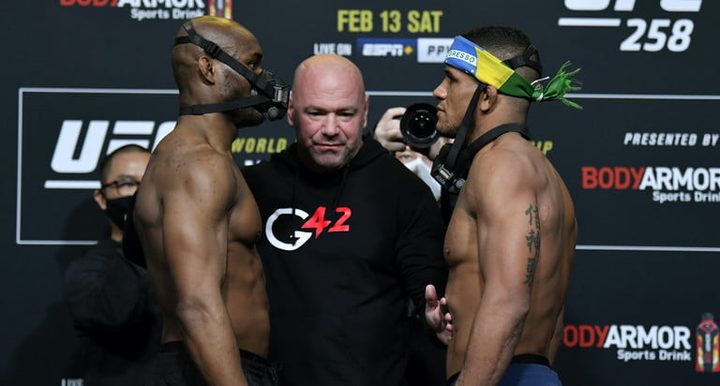 Usman frente a Burns en el octágono con el referee para estar enterado de todo sobre la UFC