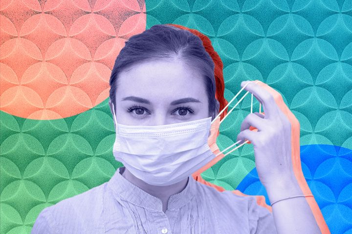 Una mujer se saca la mascarilla contra el COVID-19