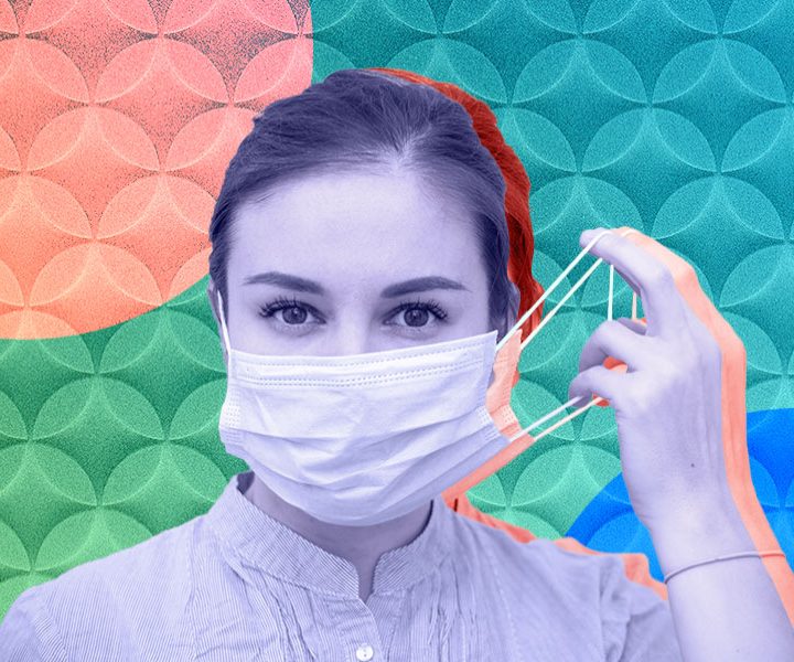 Una mujer se saca la mascarilla contra el COVID-19