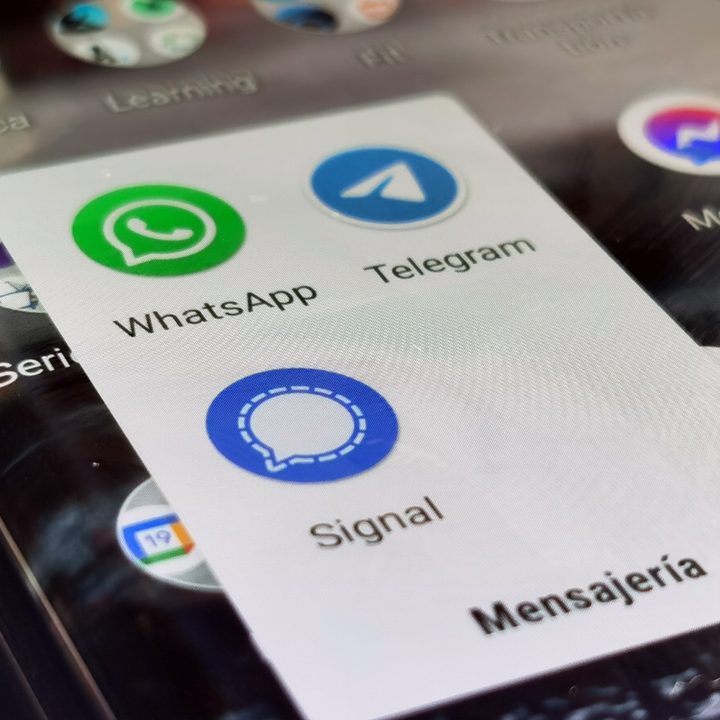 WhatsApp, Telegram y Signal desplegadas en un celular