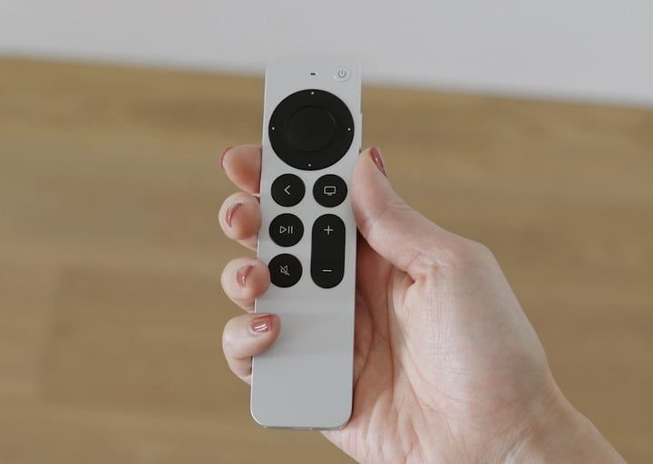 Control remoto Siri de Apple TV 4K en la mano de una persona