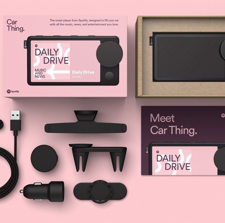 Una caja con todo el contenido de Car Thing