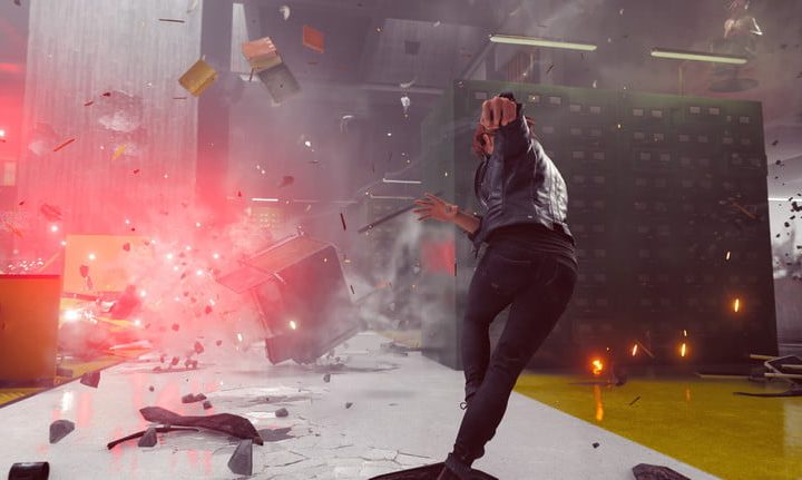 Un hombre en plena manifestación callejera en Control: Ultimate Edition.