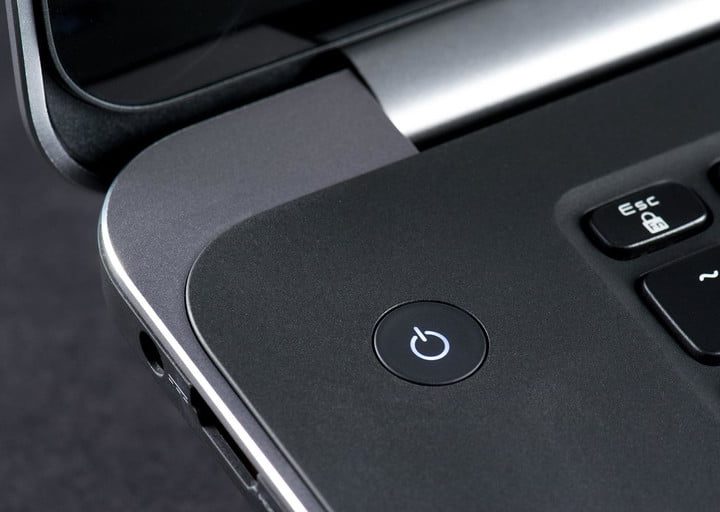 Vista parcial de una laptop mostrando el botón de encendido para arrancar Windows 10 en modo seguro