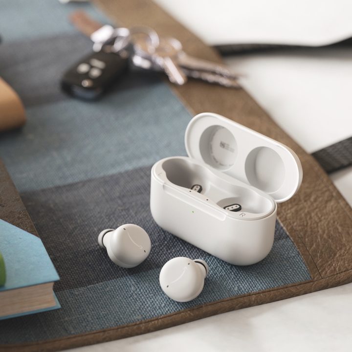 Una imagen promocional de los Echo Buds 2 de Amazon