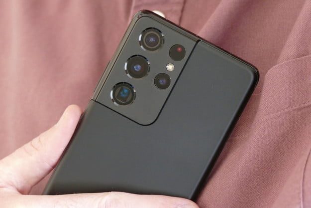 Samsung Galaxy S21 Ultra en la mano de una persona mostrando la parte trasera