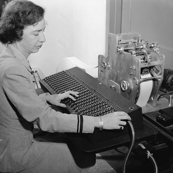 Una imagen de la contralmirante y pionera de la programación Grace Hopper