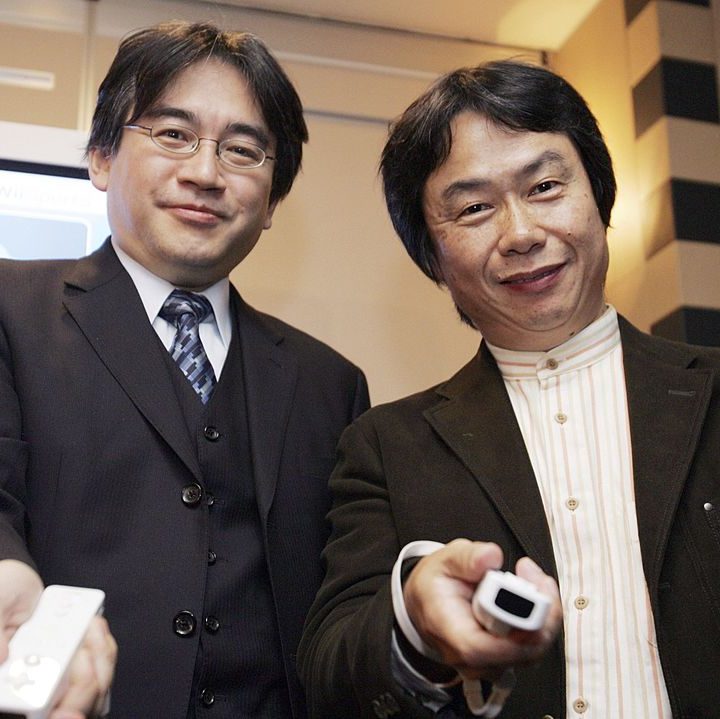 Satoru Iwata posa junto al creativo de Nintendo Shigeru Miyamoto
