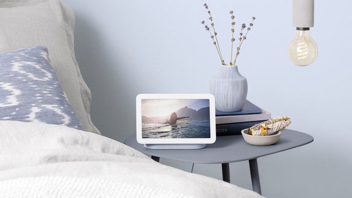 Google Nest Hub segunda generación sobre una mesita de noche en una recamara
