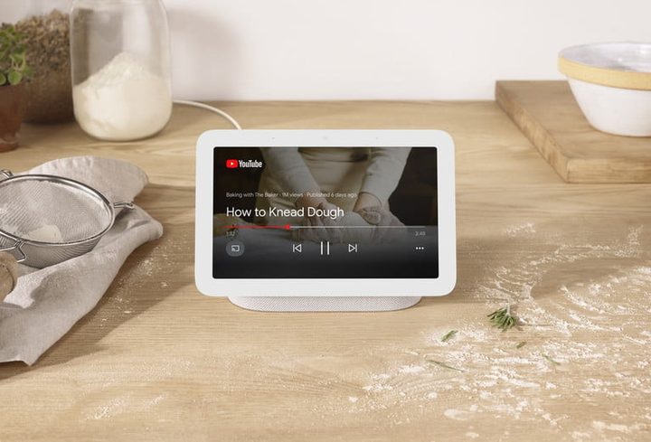 Google Nest Hub segunda generación sobre una mesa de cocina con harina regada
