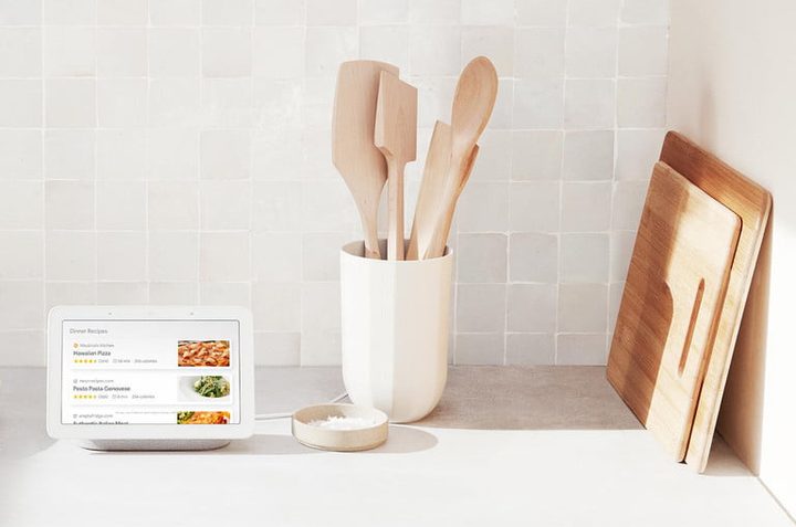 Google Nest Hub de segunda generación en la cocina junto a utensilios