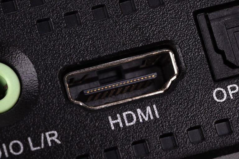 Puerto HDMI con sus iniciales junto a puerto de sonido y fibra optica