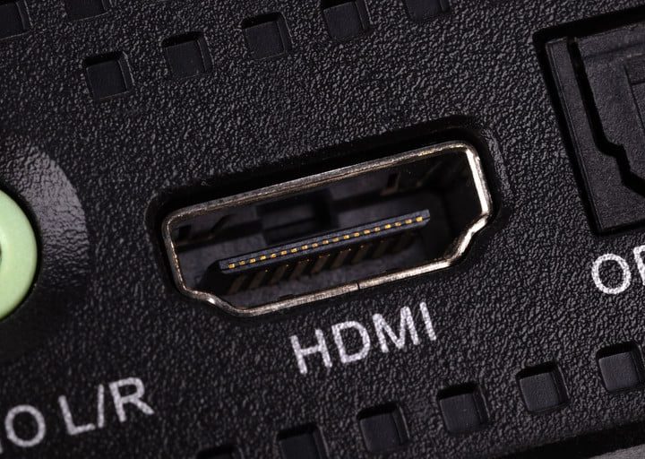 Puerto HDMI con sus iniciales junto a puerto de sonido y fibra optica