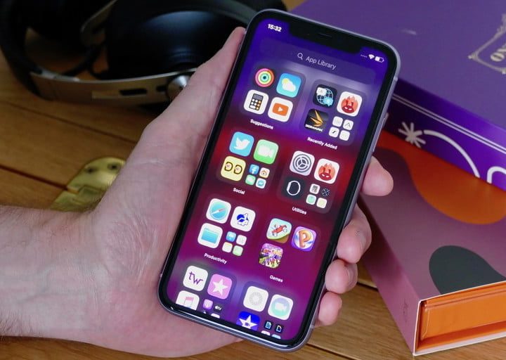 iPhone con iOS 14 en la mano de una persona mostrando los widgets en pantalla