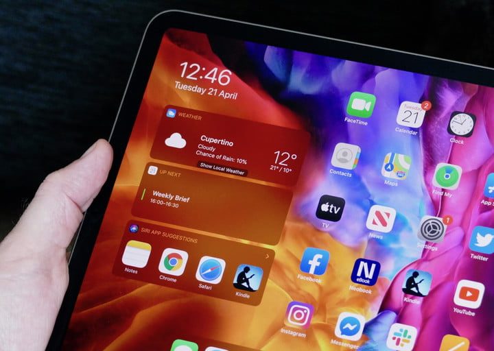 Una iPad Pro 2020 en la mano de una persona