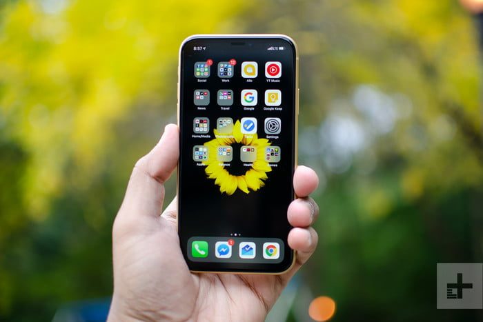 Celular Apple en la mano de una persona con la pantalla principal para comparar al iPhone 11 vs. iPhone XR 2