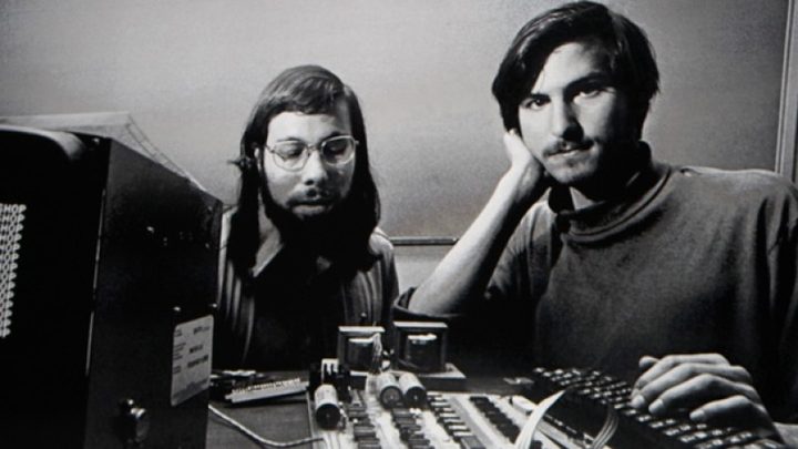 Una imagen de Steve Jobs y Steve Wozniak trabajando en la construcción de la Apple 1