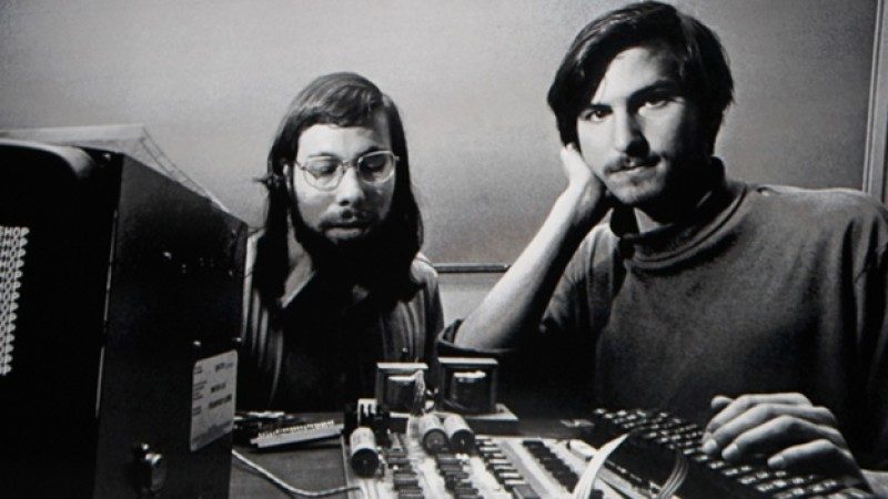 Una imagen de Steve Jobs y Steve Wozniak trabajando en la construcci&oacute;n de la Apple 1