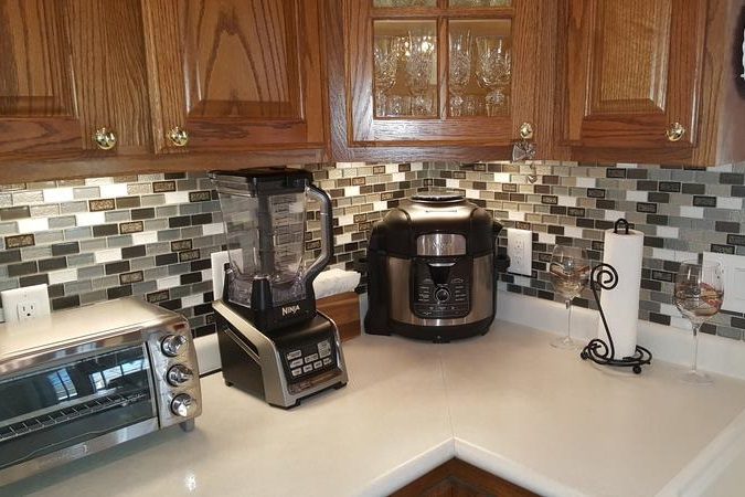 Barra de cocina con varios dispositivos para cocinar, para comparar a la Instant Pot Duo Crisp vs. Ninja Foodi