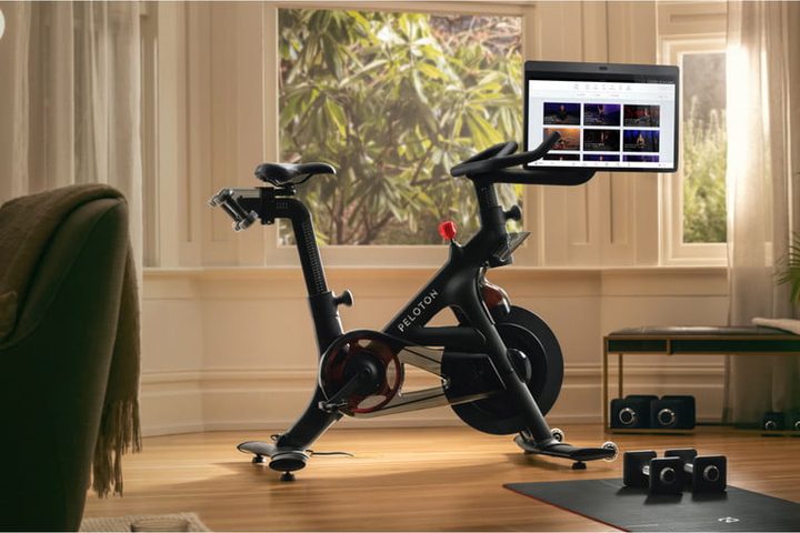Peloton Bike en la habitación de una casa, una de las mejores bicicletas estáticas del mercado