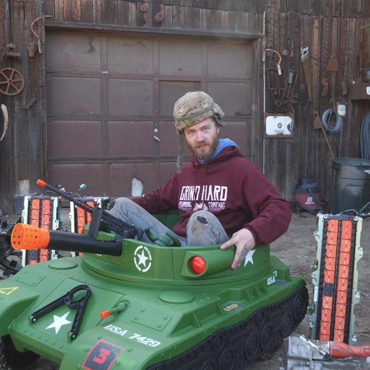 Unos youtubers ponen un motor de 479 caballos a un tanque de juguete Power Wheels