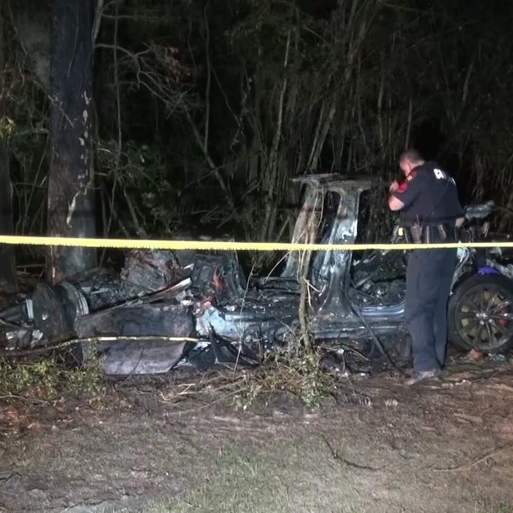 Un vehículo Tesla incendiado tras chocar en Texas