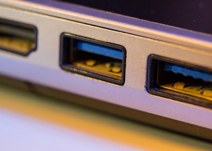 Tres puertos USB azules