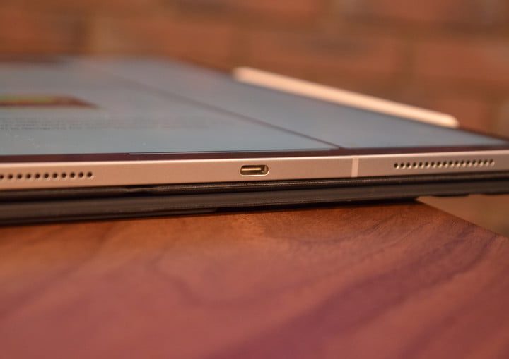 iPad Pro vista de perfil mostrando conector USB-C