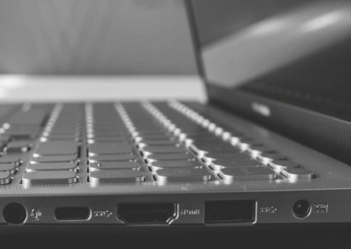 Laptop vista de lado mostrando los puertos de una PC